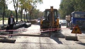 VIDEO // Au uitat să pună țevile și scot asfaltul nou-nouț. Cum decurg lucrările de reparație a străzii Albișoara